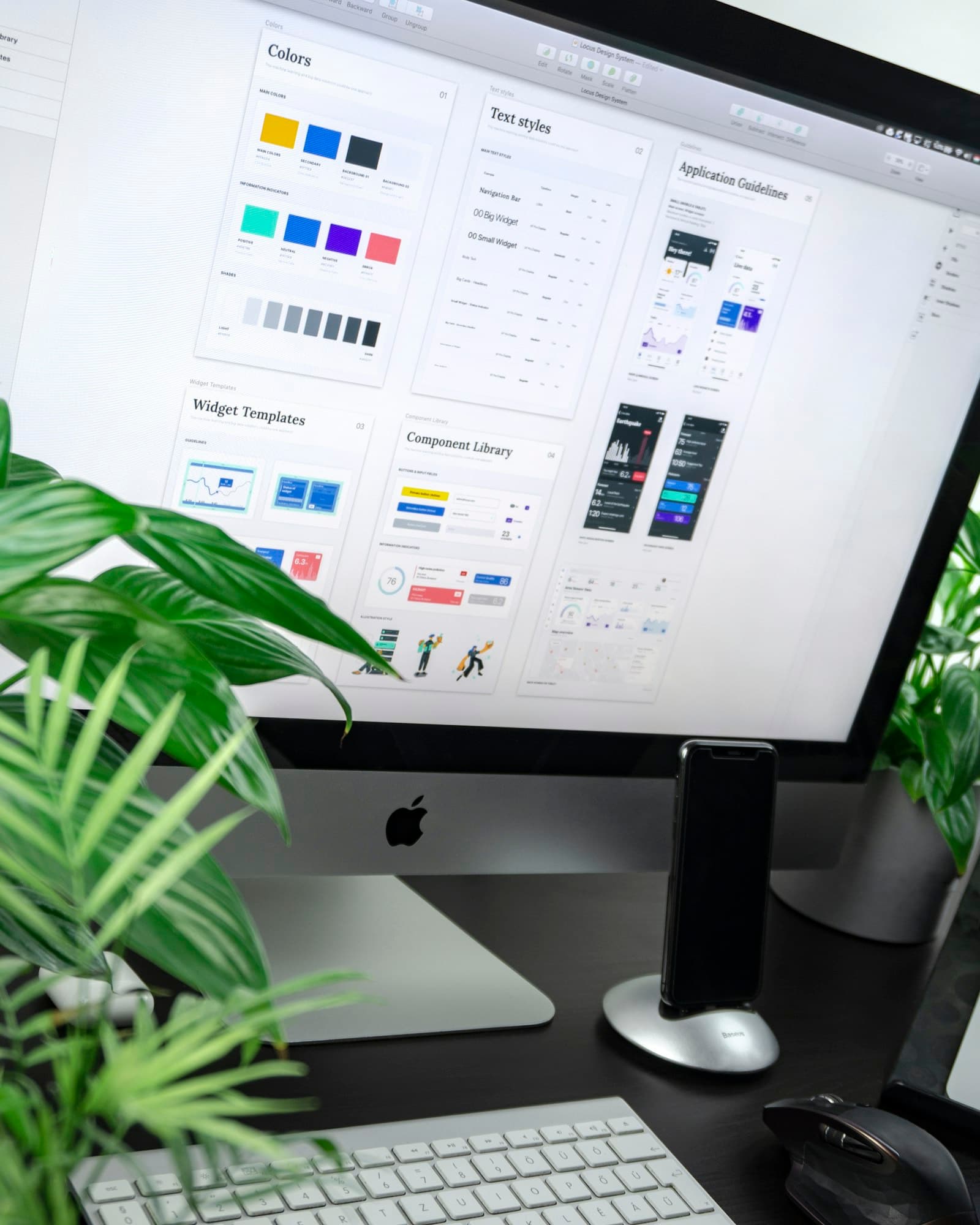 Espacio de diseño de marca con muestras de color y herramientas creativas