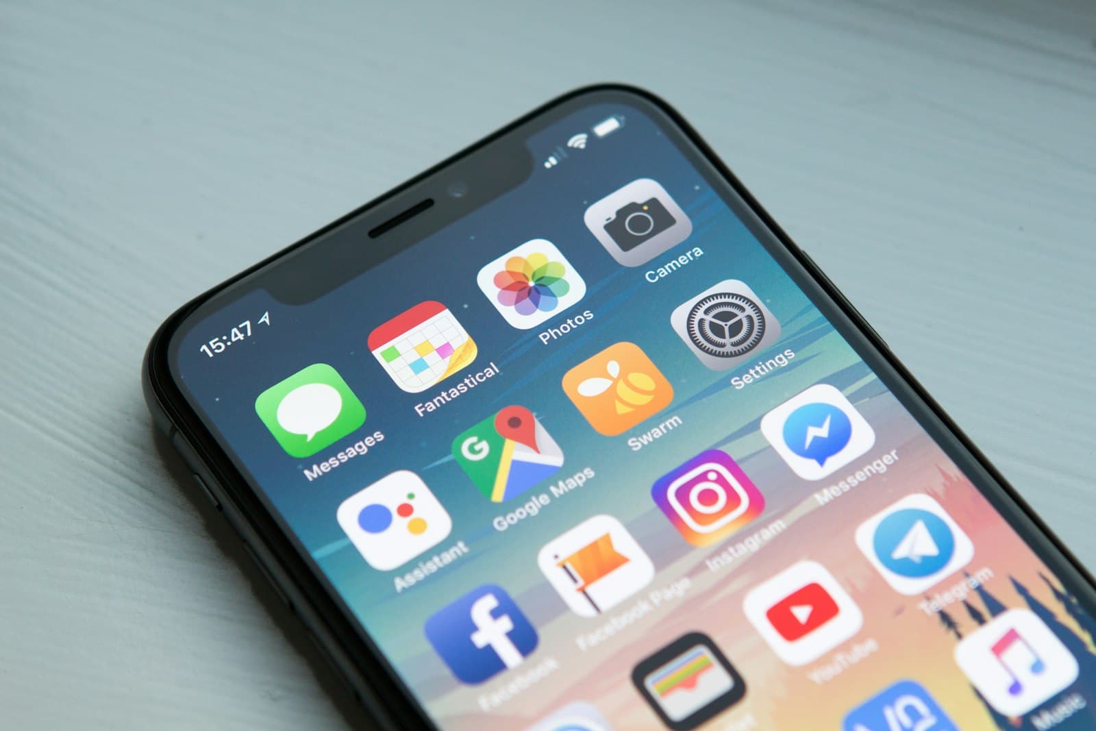 Persona con un smartphone para contenido de vídeo vertical en redes